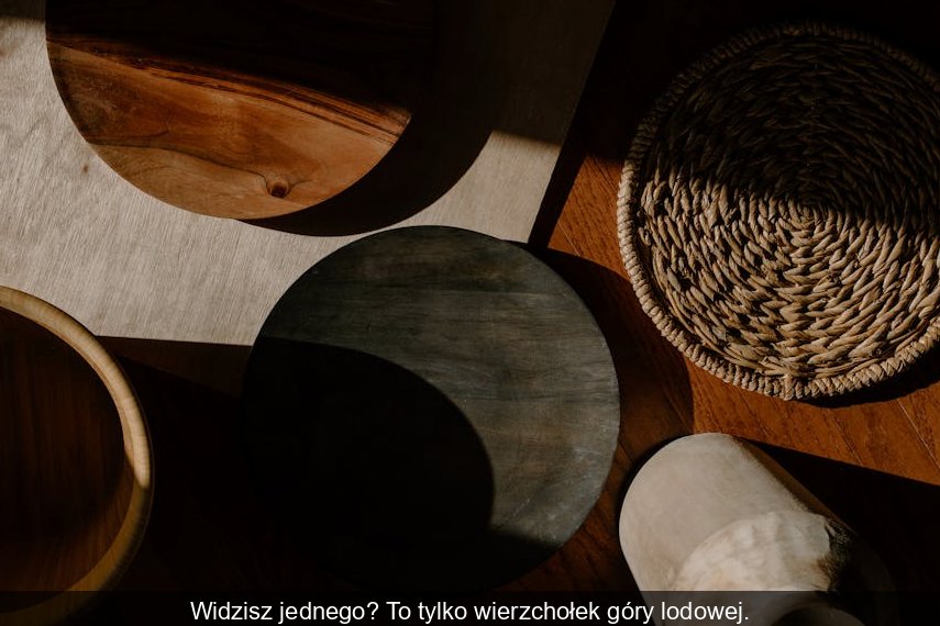 Samotny szczur na podłodze w kuchni jako sygnał alarmowy większego problemu z gryzoniami.