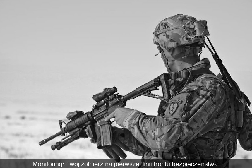 Żołnierz w okopie obserwujący przez lornetkę jako metafora monitoringu w systemie HACCP.